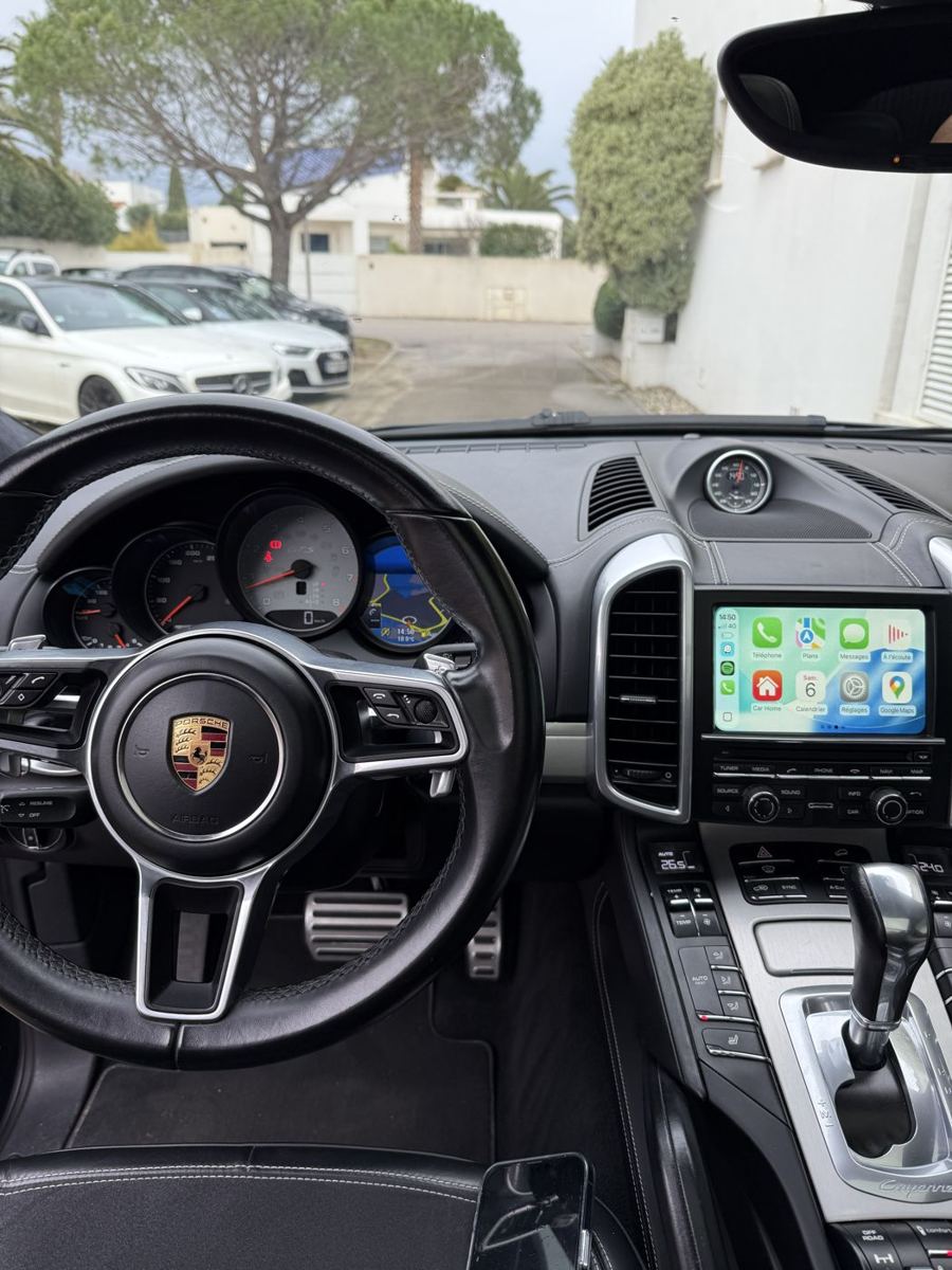 Intérieur de Porsche Cayenne avec écran CarPlay / Android Auto installé par Sud Custom
