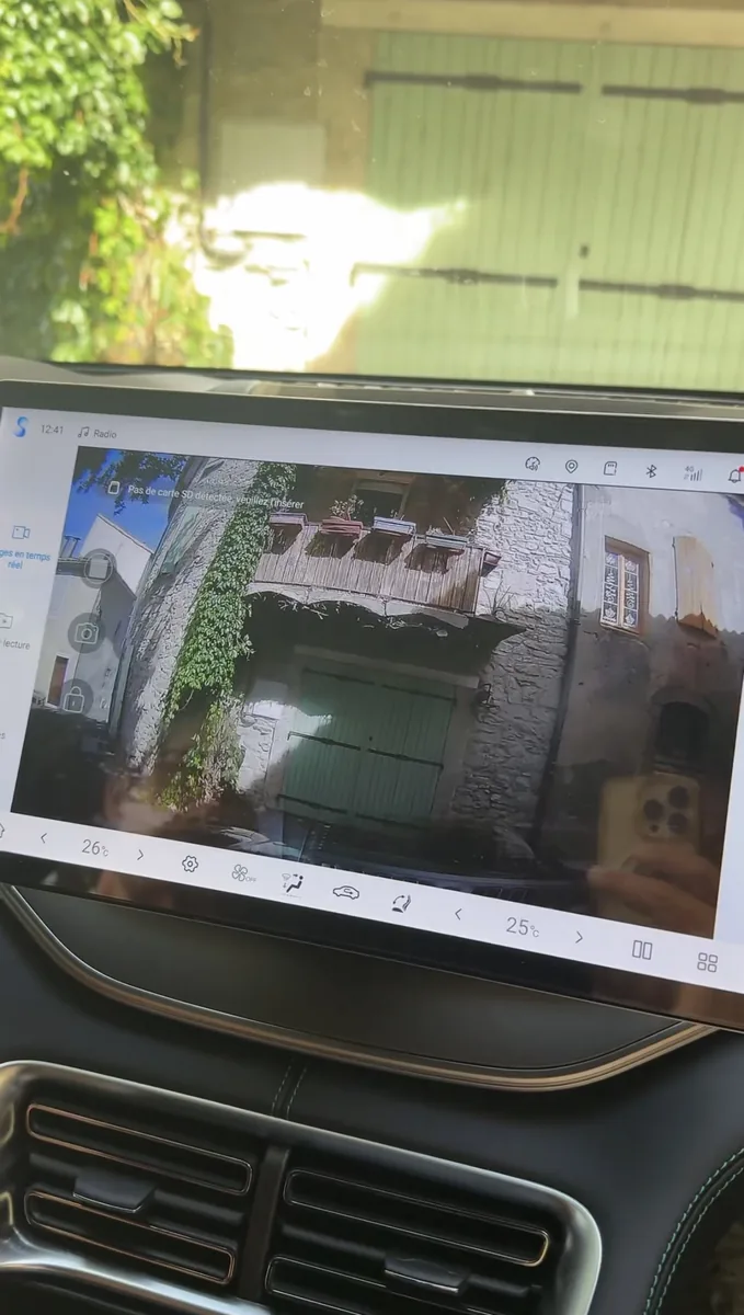 Dashcam installée : image de la caméra affichée sur l'écran du véhicule