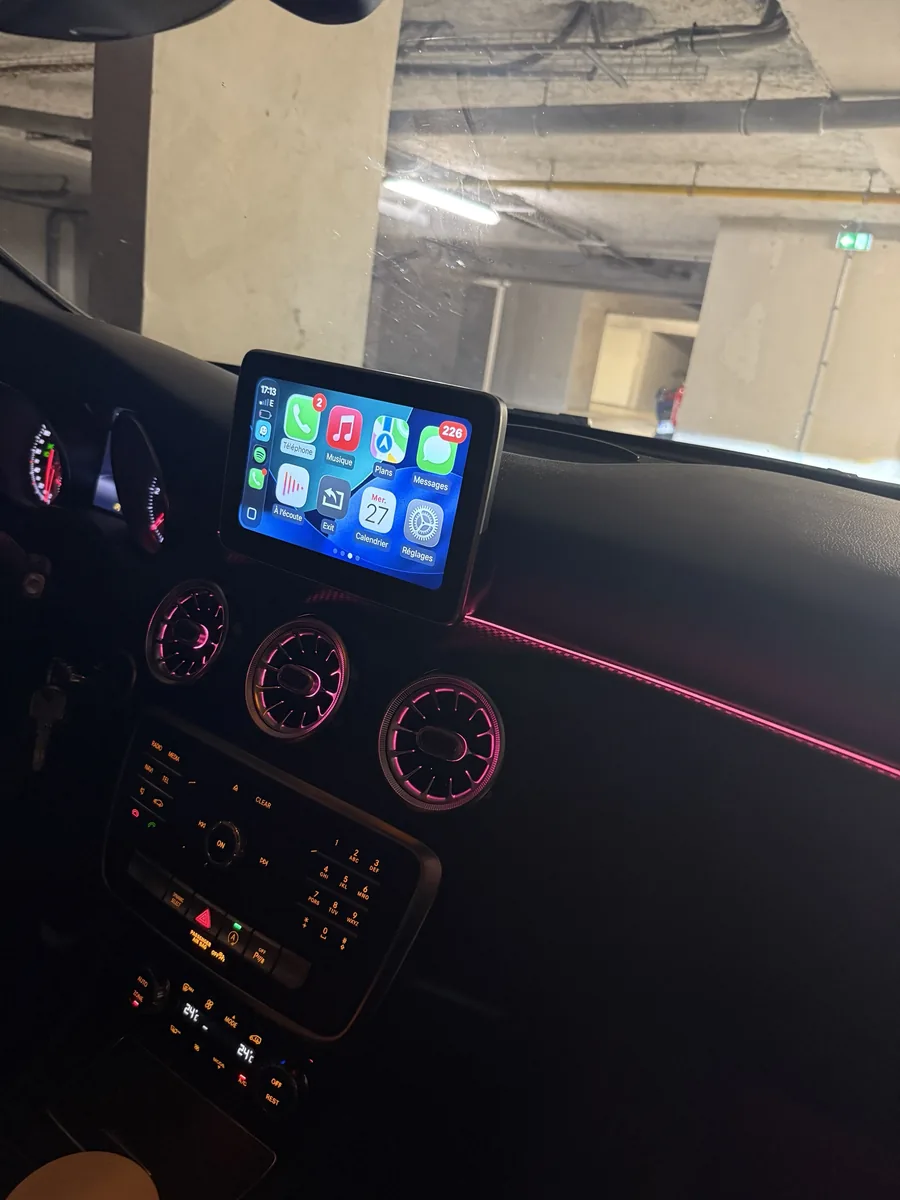 Mercedes Classe A W176 : éclairage d'ambiance et CarPlay / Android Auto