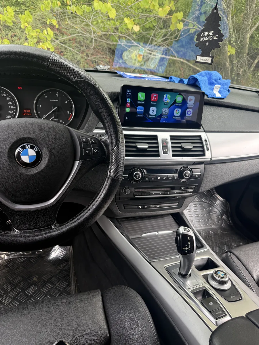 BMW X5 E70 : Ajout d'un nouvel écran avec CarPlay / Android Auto
